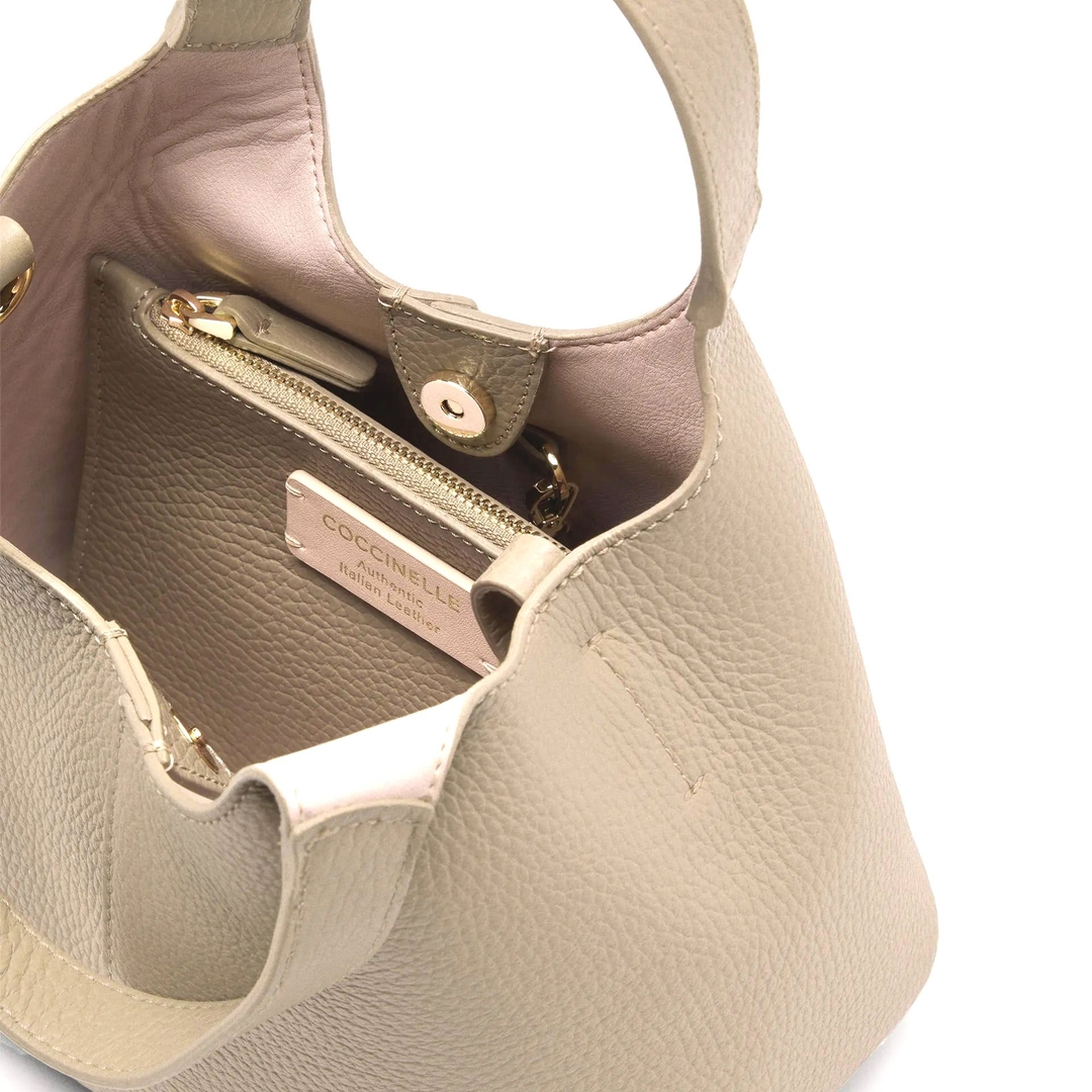 Женская сумка Coccinelle C-Easy Small | Фото 3