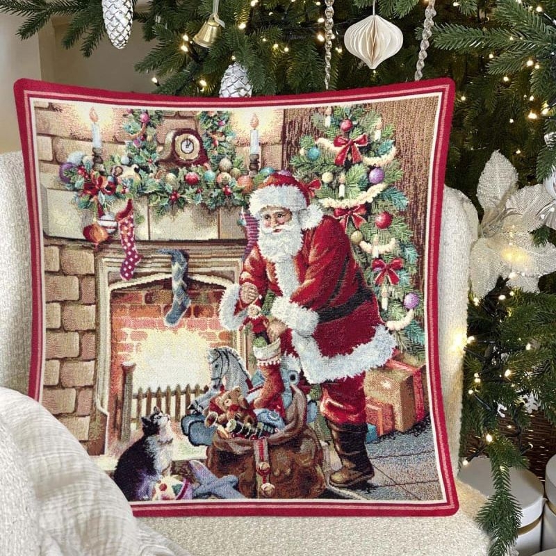 Подушка Санта у камина | Фото 1